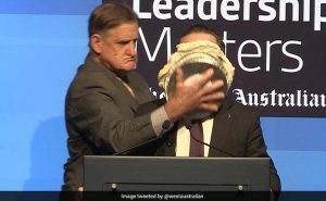 Torta-300x185-300x185 Presidente da Qantas leva torta na cara em evento