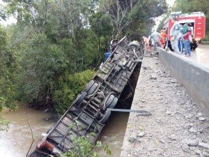 acidente-patricia-4-300x225 Acidente com ônibus de sertanejo deixa 1 morto