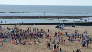 adolescente-hospitalizado-apos-briga-na-praia-300x169 Adolescente é hospitalizado após briga envolvendo 50 pessoas no Reino Unido