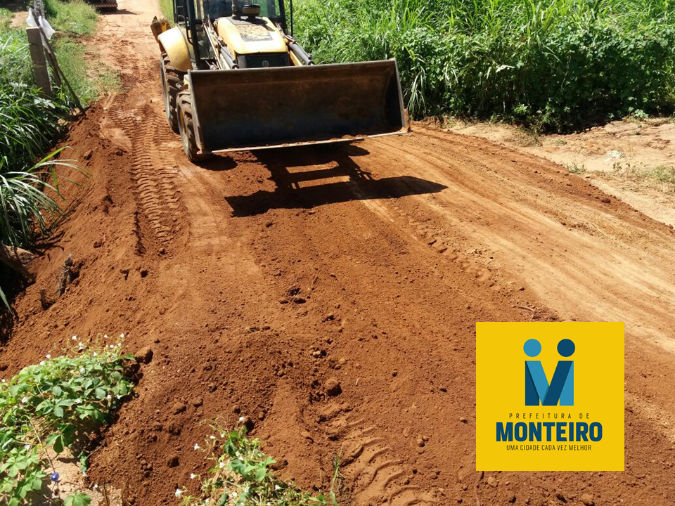 agricultura Prefeitura de Monteiro realiza manutenção das estradas, mesmo no período chuvoso.