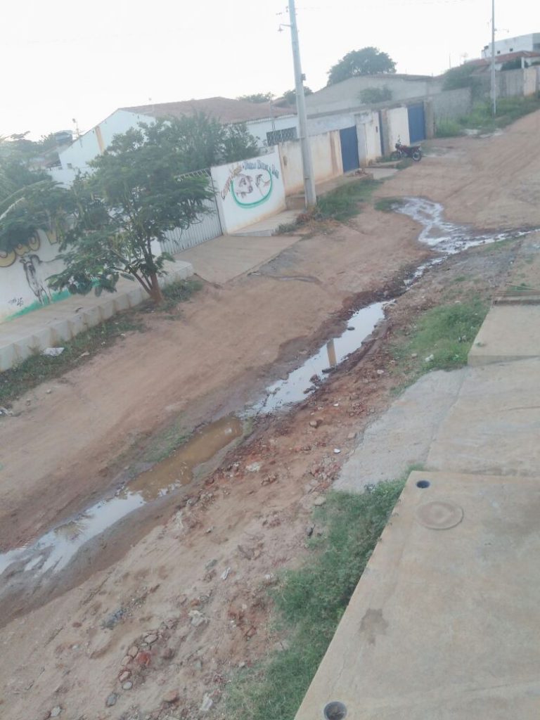 agua-desperdicio-768x1024 Moradores denunciam desperdício de água da Cagepa em Monteiro