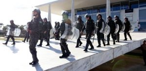 forcas-armadas-nas-ruas-300x146 Temer recua e revoga decreto que colocou Forças Armadas nas ruas de Brasília