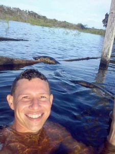 homem-tira-foto-com-sucuri-225x300 Amazonense pula na água para tirar 'selfie' com anaconda, e imagem bomba na web