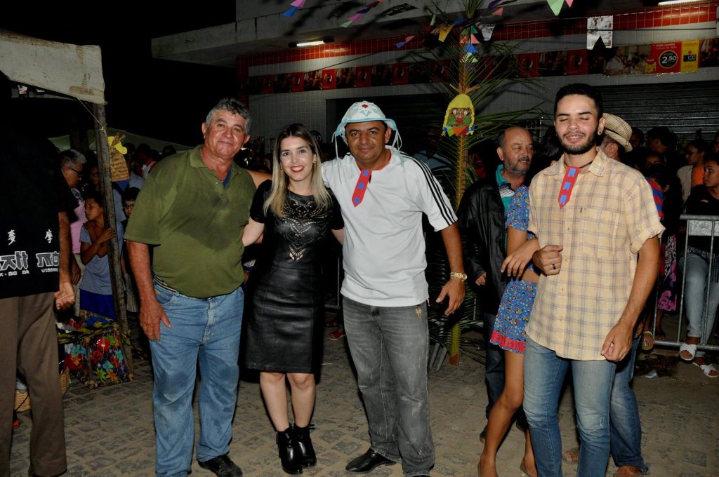 19055459_1898618007078056_5674950971404211254_o-1024x680 OPIPOCO mostra como foi a primeira noite do festival de quadrilhas em Monteiro. Confira Imagens