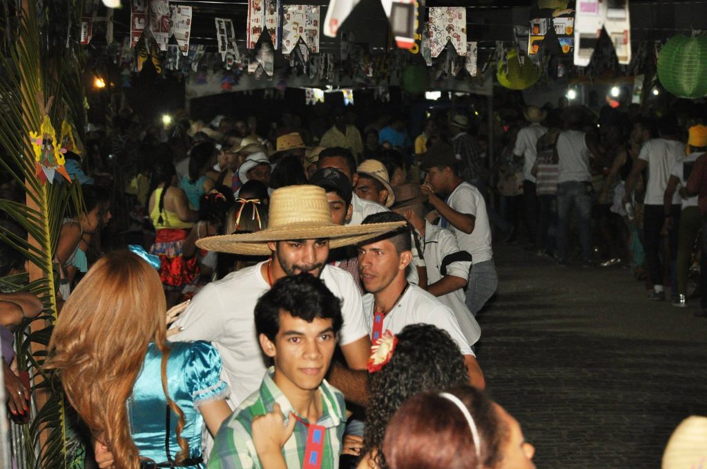 19055579_1898621833744340_4832082937961945020_o-1024x680 OPIPOCO mostra como foi a primeira noite do festival de quadrilhas em Monteiro. Confira Imagens