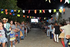 19143200_1899328790340311_5101785377377550050_o-300x199 OPIPOCO mostra como foi a Segunda noite do festival de quadrilhas em Monteiro. Confira Imagens