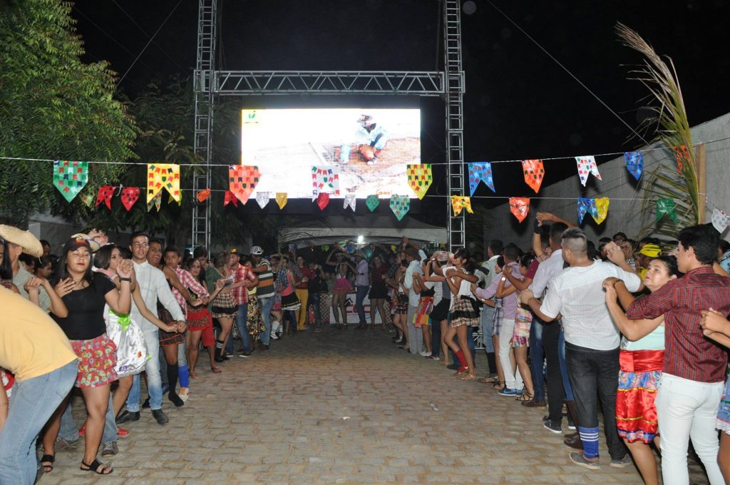 19143743_1899327980340392_5586476930253024338_o-1024x680 OPIPOCO mostra como foi a Segunda noite do festival de quadrilhas em Monteiro. Confira Imagens