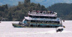 barco-2-300x156 Barco naufraga com turistas e deixa seis mortos  COMENTÁRIOS: 26/06/2017 às 13h55 •