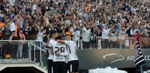 jogadores-do-corinthians-comemoram-apos-gol-marcado-sobre-o-sao-paulo-1497213164445_615x300-300x146 Implacável, Corinthians aproveita falhas e faz do SP maior freguês da Arena