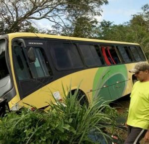 20046551_888508611298040_8465831952325693389_n-481x465-300x290 Uma pessoa morre e quatro ficam feridas durante batida entre ônibus e carro na Paraíba