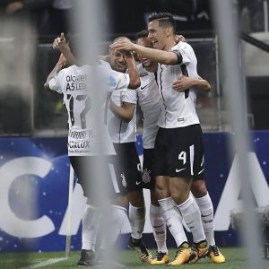 corinthias-300x300 Corinthians vence, avança na Copa Sul-Americana e está a 6 jogos do recorde