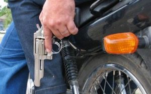 motoqueirosassaltantes-300x187 Posto de combustível  e assaltado em Amparo  no Cariri paraibano