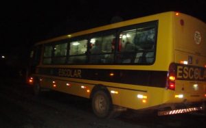 nibus-escolar-300x187 Grupo faz arrastão em ônibus, rouba chave e deixa estudantes na estrada, na Paraíba