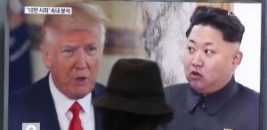 10ago2017-homem-assiste-tv-que-mostra-o-presidente-donald-trump-e-o-lider-norte-coreano-kim-jong-un-em-seul-1502433640580_615x300-300x146 Soluções militares estão preparadas contra a Coreia do Norte, diz Trump
