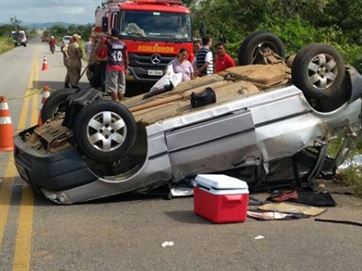 17787836280003622710000 Um morre e quatro ficam feridos após carro rodar e capotar em rodovia da Paraíba