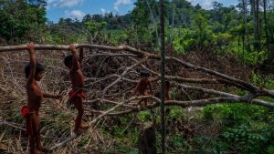 1504900974_634992_1505079602_noticia_fotograma-300x169 Povo Wajãpi, uma barreira indígena contra a mineração na Amazônia