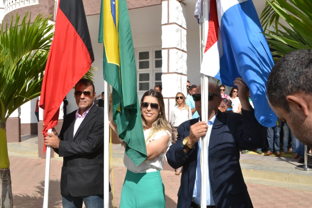 DSC_0029 Anna Lorena abre oficialmente Semana da Pátria com hasteamento das bandeiras