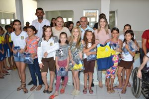 DSC_0381-300x200 Escolas Municipais de Monteiro recebem kit de fardamento das mãos da prefeita Lorena