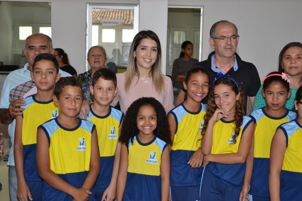 DSC_0386-1024x683 Escolas Municipais de Monteiro recebem kit de fardamento das mãos da prefeita Lorena