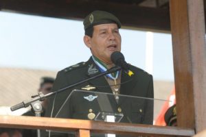 General-300x200 General fala em intervenção militar e é criticado por Exército