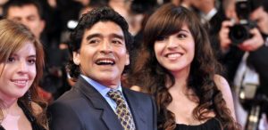 maradona-e-suas-filhas-dalma-a-esquerda-e-giannina-a-direita-1506685998563_615x300-300x146 Maradona acusa filhas de esconder R$ 5,7 milhões