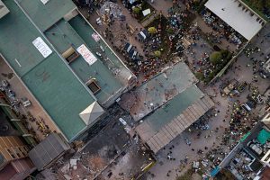 mexico-earthquake-fran-3-300x200-300x200 Equipes localizam criança viva sob escombros de escola