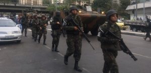 militares-chegam-a-rocinha-1506111678243_615x300-300x146 Exército cerca Rocinha para conter guerra de traficantes no Rio