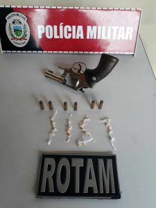 pedra-de-crack-e-arma-225x300 Homem é preso com arma e 22 pedras de crack em Monteiro.