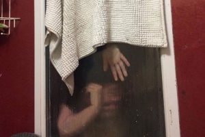 presa-300x200-300x200 Mulher fica presa em janela de banheiro em encontro