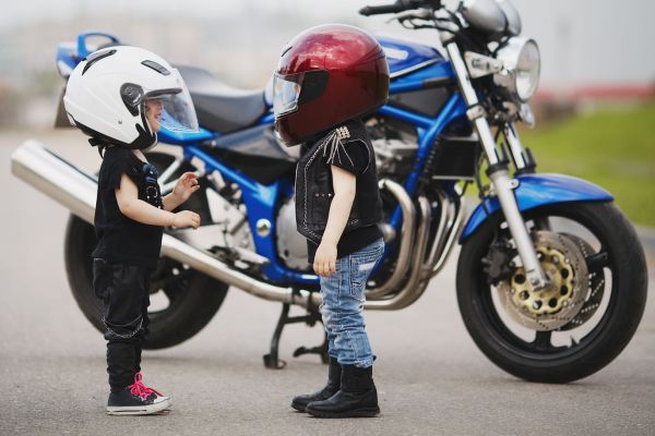 transporte-criancas-moto-bicicleta Regras e dicas importantes para transportar crianças em moto e bicicleta
