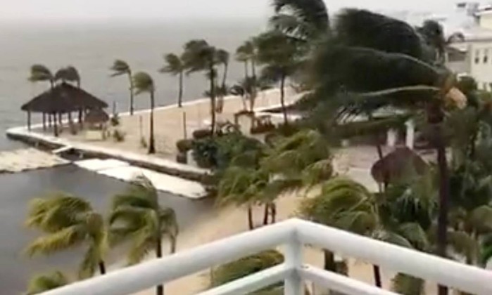 x71552989_Palm-trees-sway-as-strong-wind-blows-in-Key-Largo-Florida-US-September-9-2017-in-this-s.jpg.pagespeed.ic_.ozubiJJ6WQ Furacão Irma chegou à Flórida com rajadas com mais de 200 quilômetros