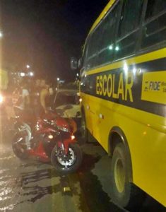 20171012004922-235x300 Colisão entre ônibus escolar e carro deixa feridos na PB