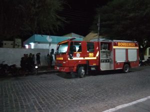 IMG_20171011_002651-300x225 Bombeiros tentam resgatar homem no alto de torre no centro de Monteiro