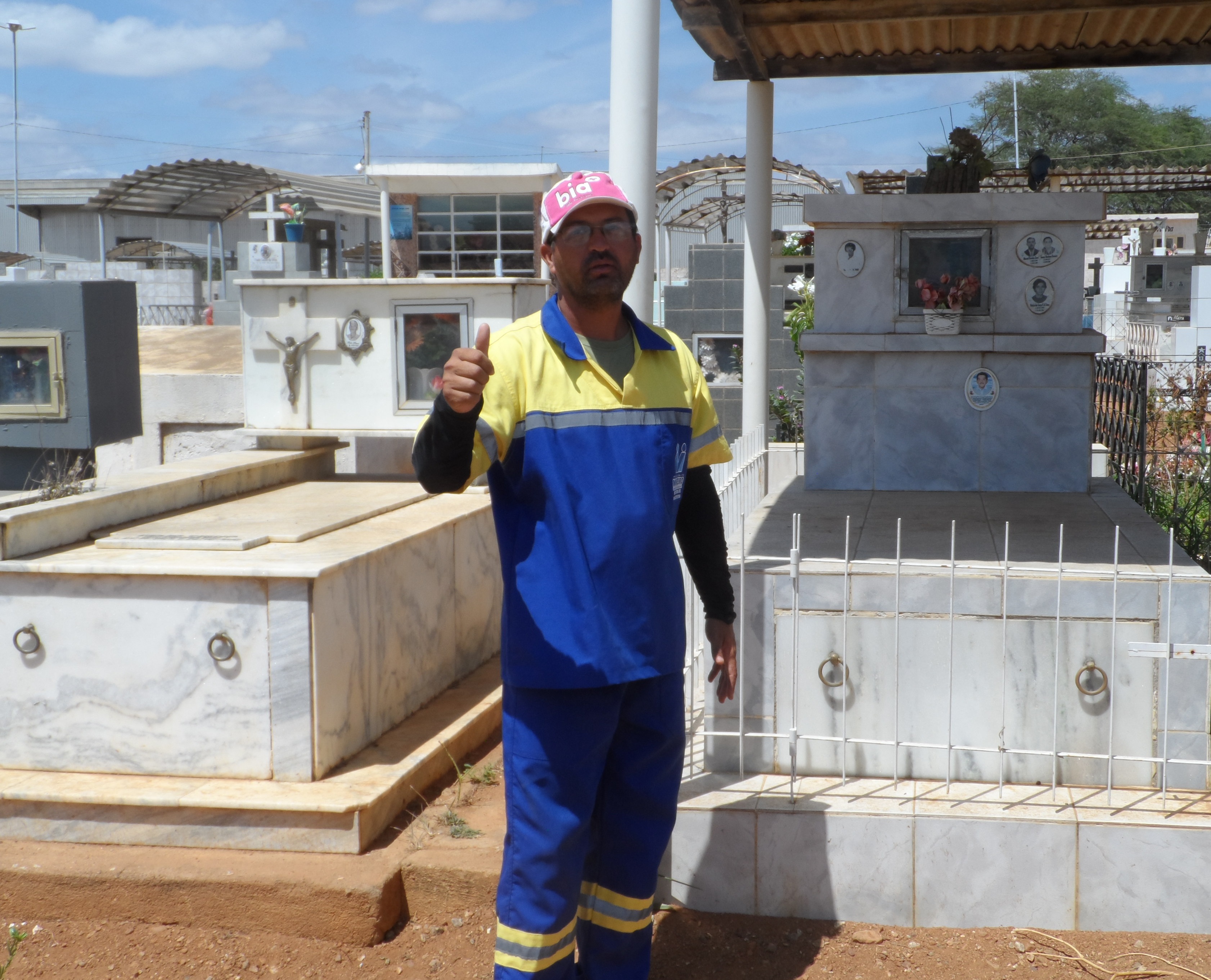 cemi Famílias preparam túmulos para Dia de Finados em Monteiro