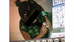 mulher-roubando-300x169 Mulher é flagrada ao furtar objetos de loja em Monteiro