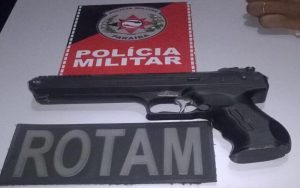 23897639_784884015045680_1438519905_n_800x500-300x188 Jovem é preso com arma de brinquedo em Monteiro.