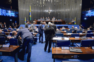 senadoresnoplenarioxxxxx-300x200 Senado aprova voto distrital misto para escolha de deputados e vereadores