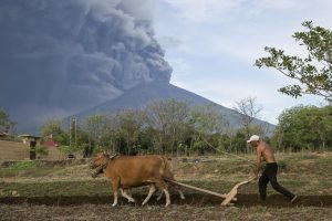 vulcao_em_bali-300x200 Vulcão em Bali entra em atividade e milhares deixam região