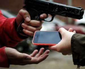 assalto-celular-300x243 Jovem tem celular tomado por assalto em Monteiro