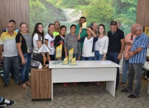 timthumb-3-300x218 MONTEIRO: Troféus dos Jogos Escolares são entregues aos alunos vencedores