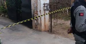 ndice-4-300x156 Homem é morto a tiros e tem corpo arrastado para terreno em João Pessoa