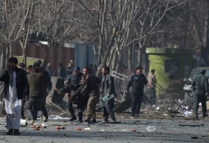 000_y03q4-1727535-300x205 Explosão de ambulância-bomba em Cabul deixa ao menos 63 mortos e 151 feridos