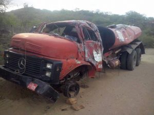 Caminhão-pipa-capota-300x225 Monteirense fica ferido após capotar caminhão-pipa em Camalaú