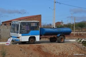 agricultor-transforma-ônibus-em-carro-pipa-300x199 Cariri: agricultor transforma ônibus em carro-pipa