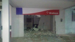 explosão-bradesco-300x168 Bandidos explodem agência bancária em cidade do Cariri