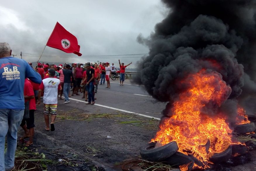 manifestacao_br Integrantes do MST interditam trechos de rodovias na Paraíba em protesto
