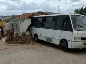 onibus-invade-residencia-300x225 Ônibus invade residência e derruba parede em Sertânia