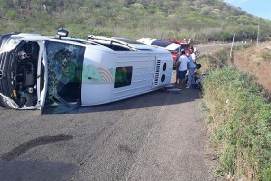 whatsapp-image-2018-01-28-at-090233-660x330 Outro acidente com van da Paraíba deixa uma pessoa morta e 14 feridas em Alagoas