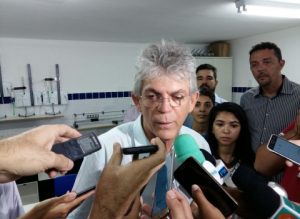 201802110257090000004186-1-300x219 Ricardo exalta Azevedo, mas pontua folha de serviços 'indiscutível' de Maranhão