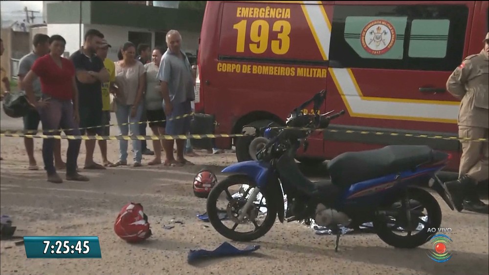 acidente- Mulher morre após moto ser atingida por caminhão carregado de postes na PB